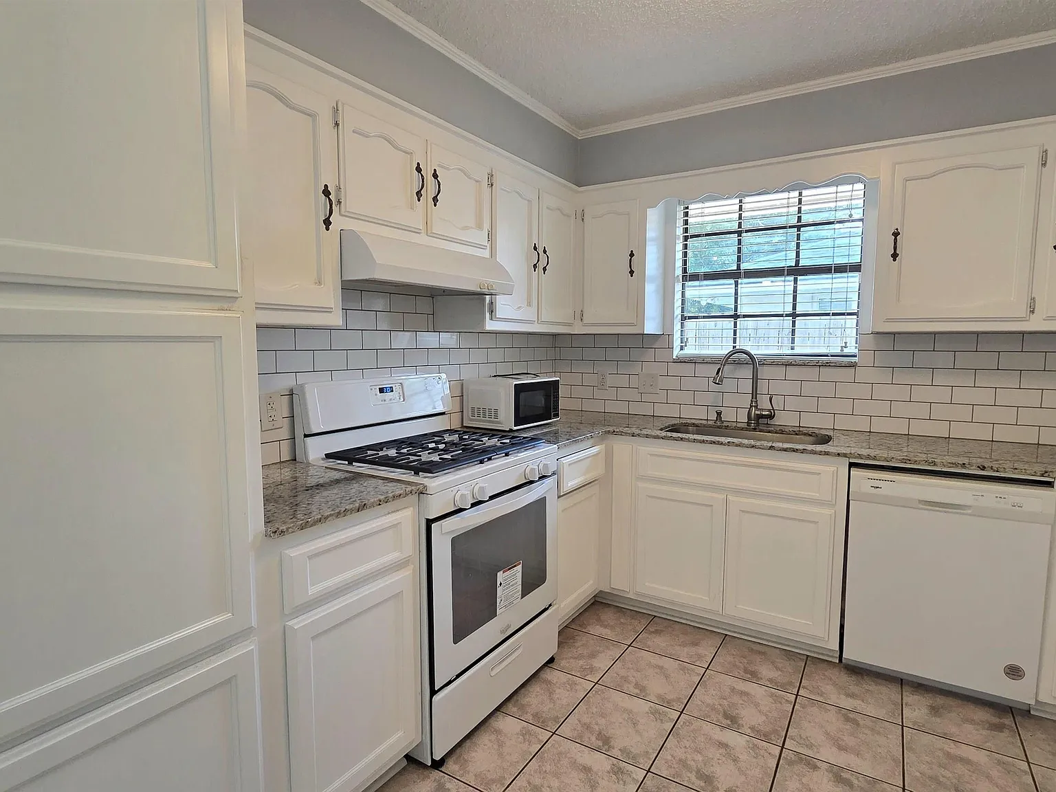 3 bed, 1700 sqft, $2,200 — Photo 3