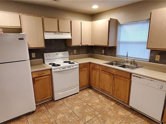 5th image of 403 Benton Ln