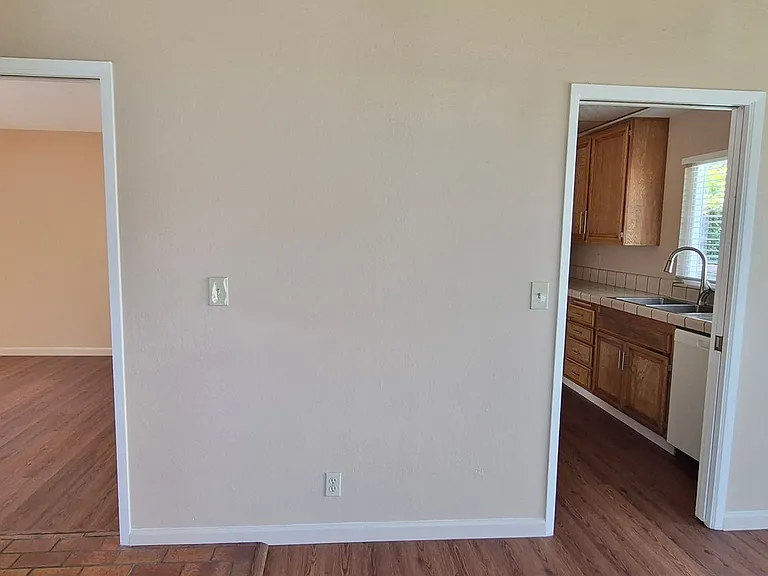 1121 Swallow Ln — Photo 4