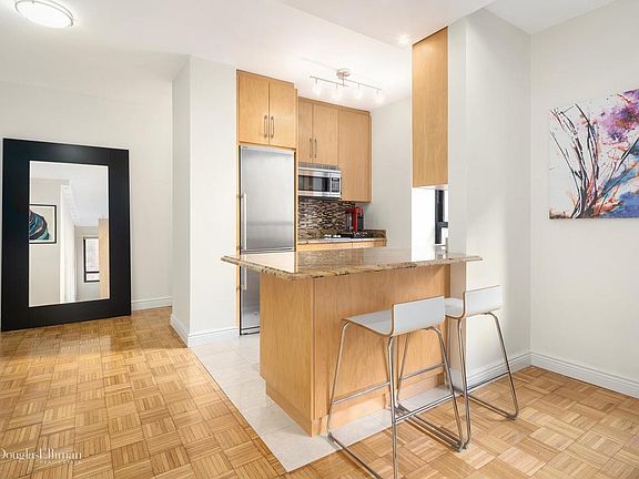 4th image of 240 E 47th St APT 4A
