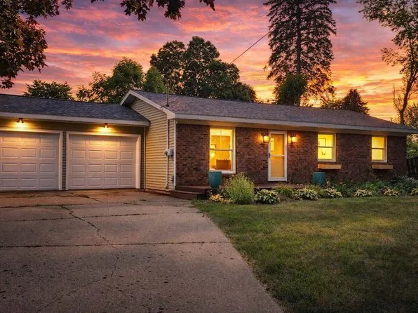 826 Morningside Ct, Lake Odessa, MI 48849