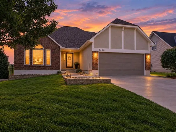 1306 SW Stonecreek Dr, Blue Springs, MO 64015