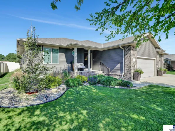 630 Redwood Rd, Grand Island, NE 68803