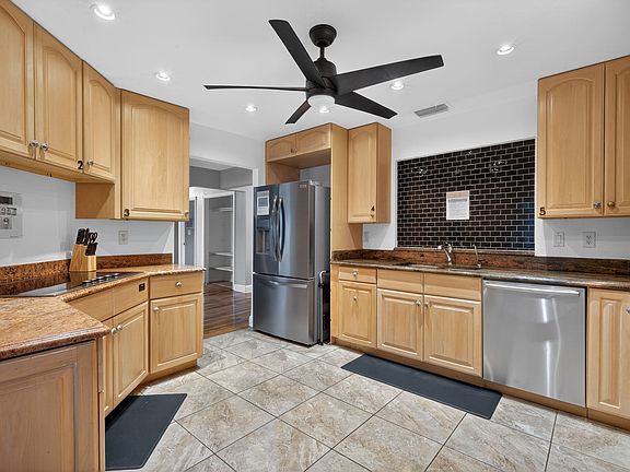 4th image of 1781 Coral Point Dr