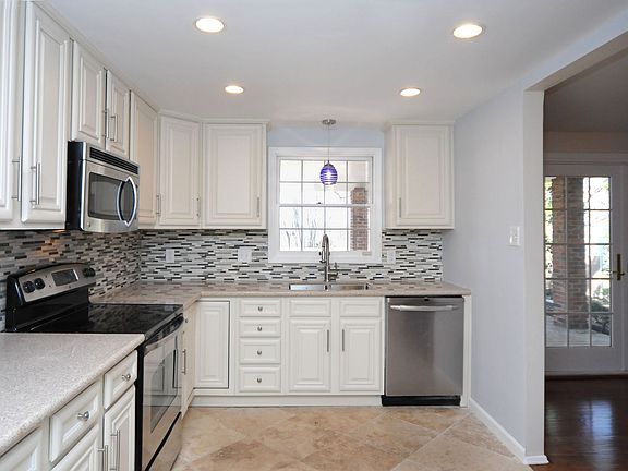 5th image of 225 Essex Knoll Dr