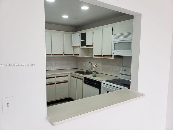 5th image of 13499 Biscayne Blvd APT 712
