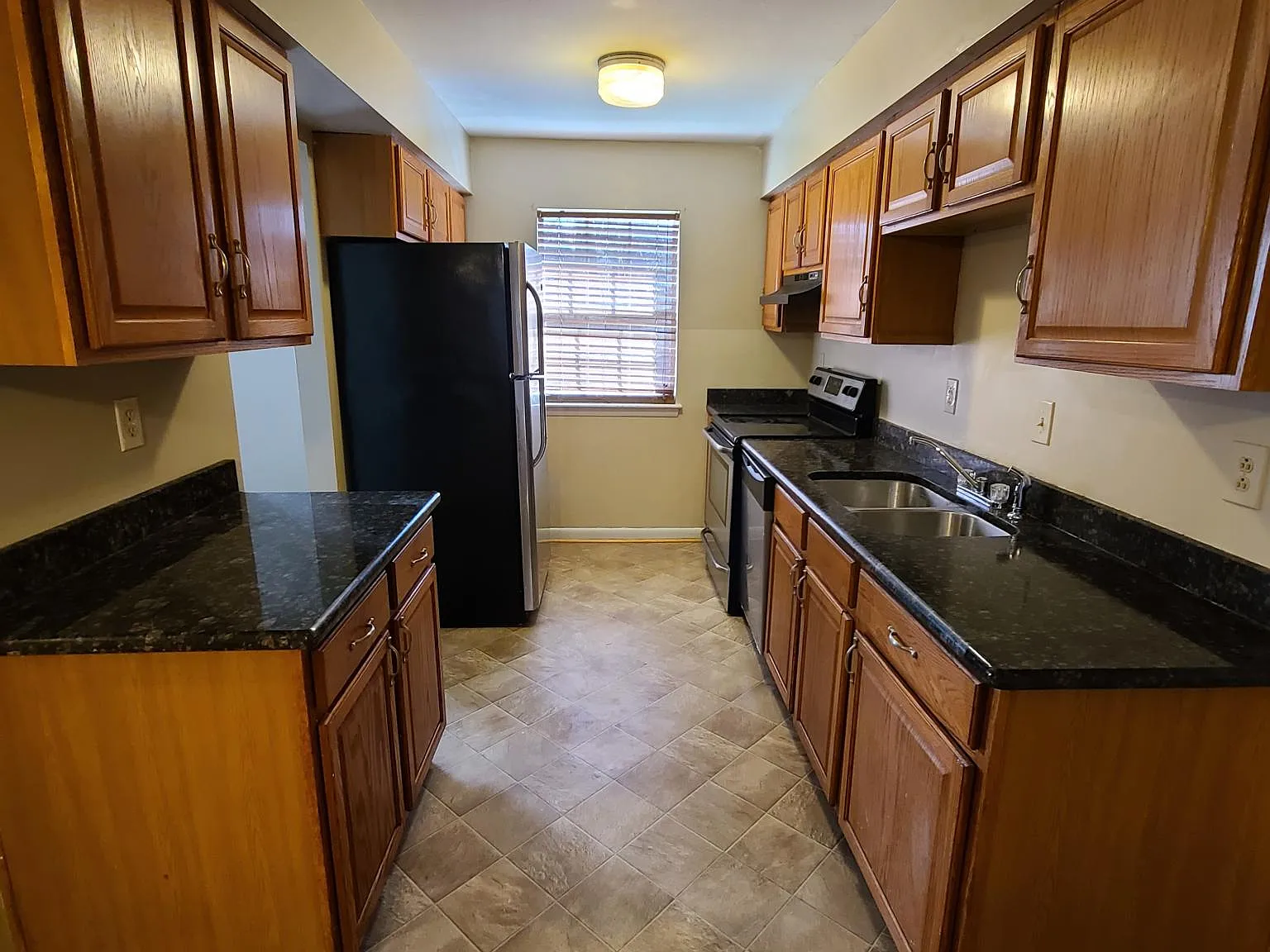 4 bed, 2.5 bath, 1475 sqft, $2,400 — Photo 4