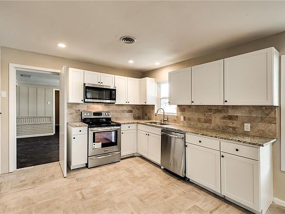 4th image of 2531 Utica Dr