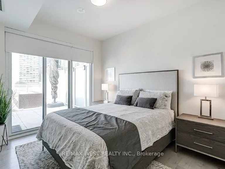 15 Queens Quay E #1006 — Photo 16