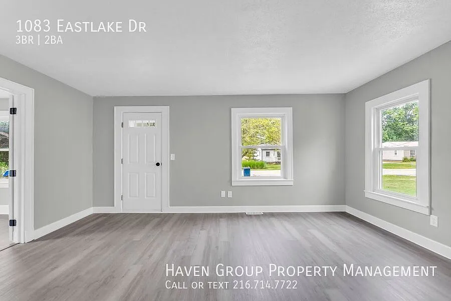 1083 Eastlake Dr, Eastlake, OH 44095 - Spacious 3-bed 1.5-bath single-family home! — Photo 4