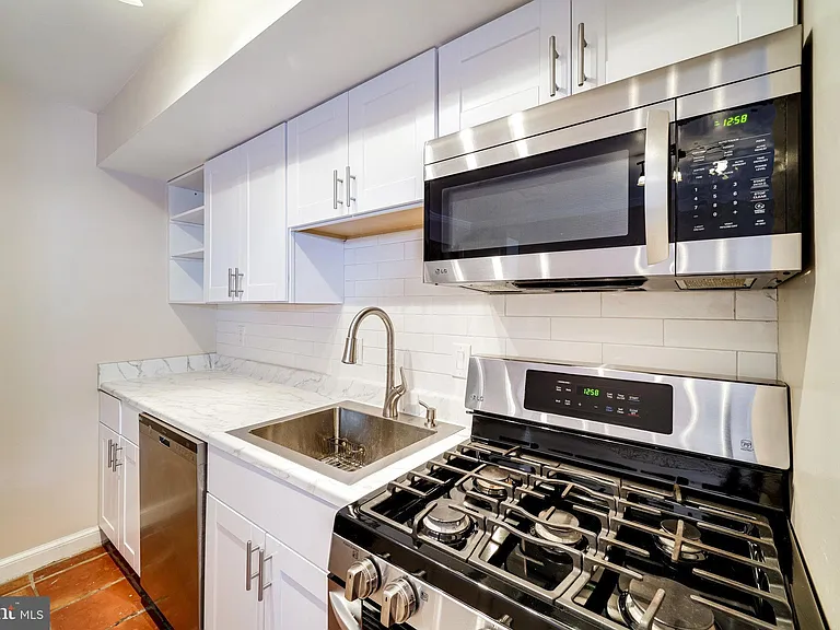 1317 Queen St — Photo 10