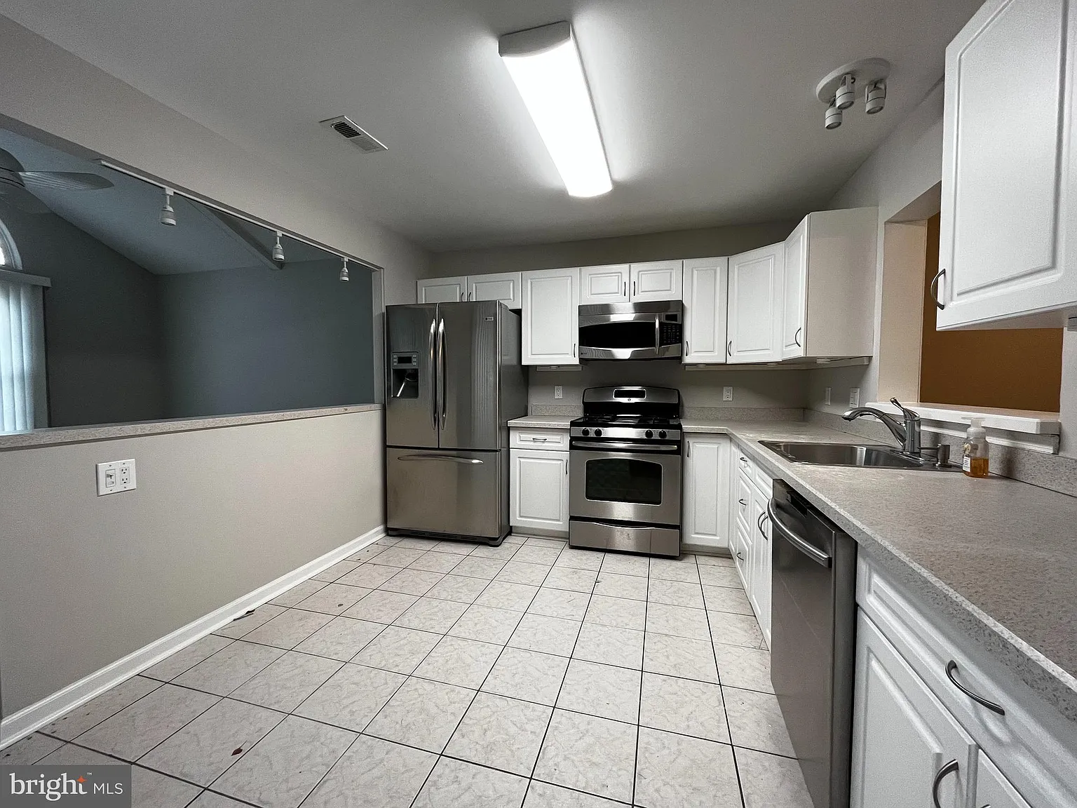 2 bed, 1430 sqft, $2,700 — Photo 4