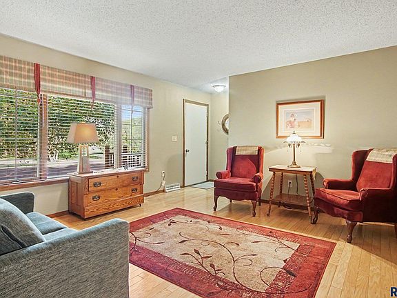 5th image of 812 N Olive Ave
