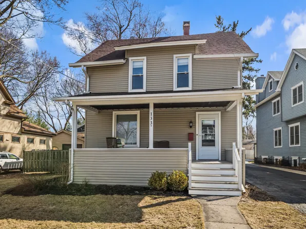 133 Sunnyside Pl, Libertyville, IL 60048