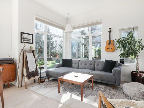5th image of 260 Salter St #110