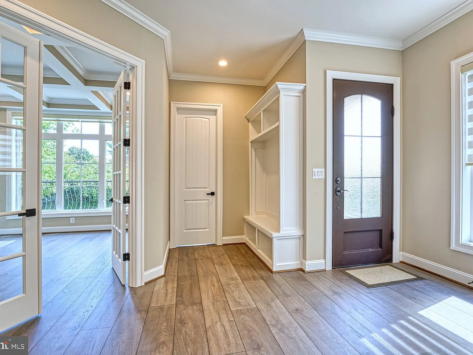 6 bed, 5.5 bath, 4874 sqft, $9,000 — Photo 3