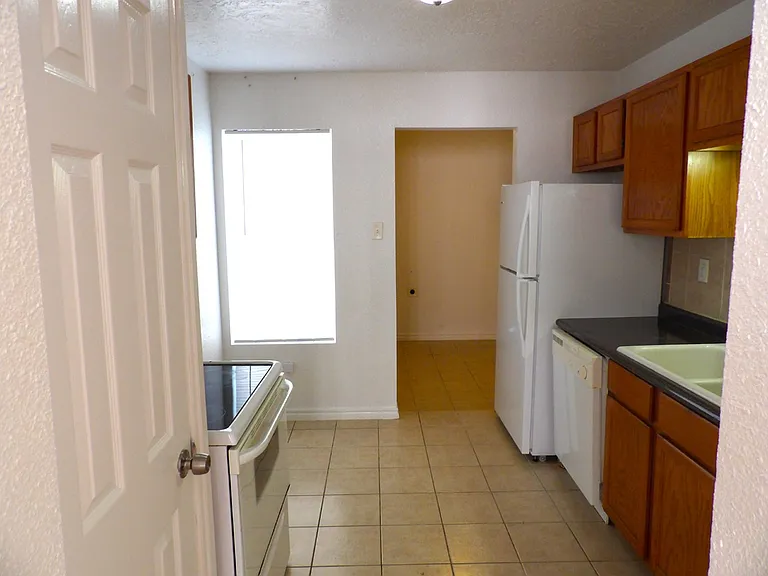 1145 NW Ozmun Ave — Photo 3