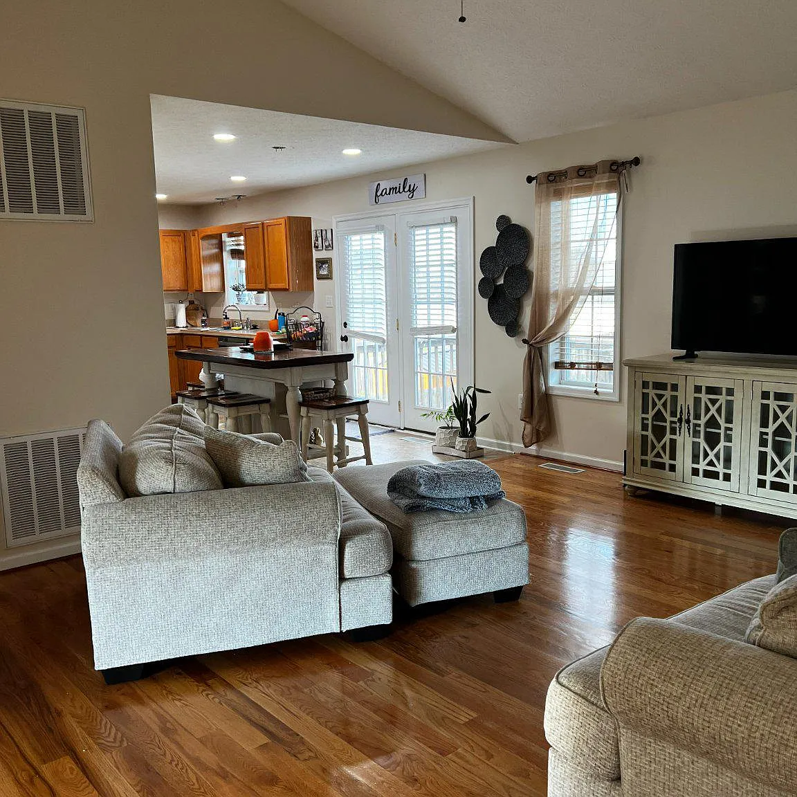 3 bed, 2.5 bath, 1736 sqft, $2,100 — Photo 2