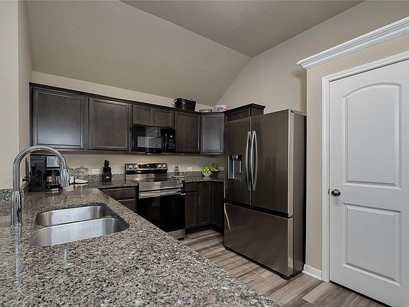 3rd image of 2702 Redcap St