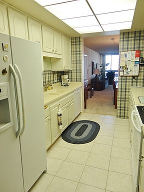 4th image of 3940 Gresham St Unit 221