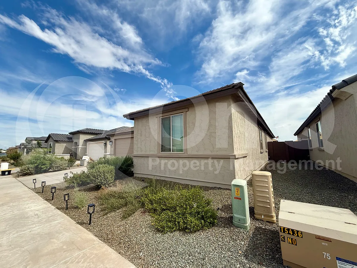 3 bed, 2.5 bath, 2323 sqft, $2,125 — Photo 2