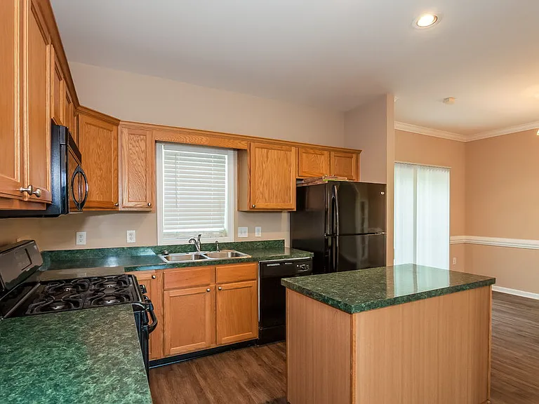 906 Houston Heights Rd — Photo 6