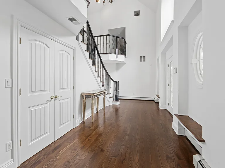 122 Helen Ct — Photo 3