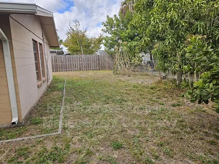 1635 Newport Ct — Photo 2