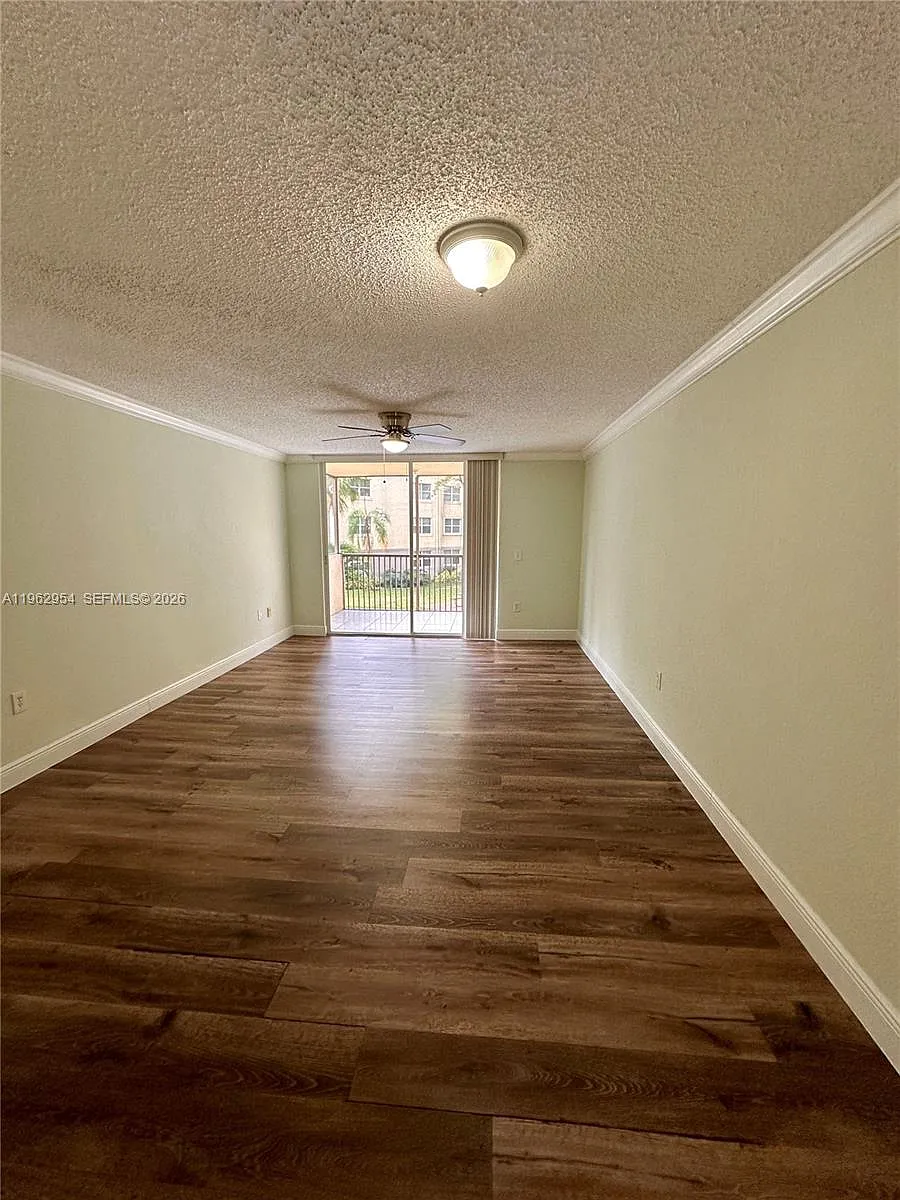 Building Photo - 8235 Lake Dr #204