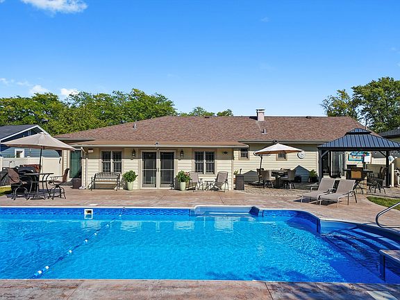 5th image of 130 Evergreen Dr