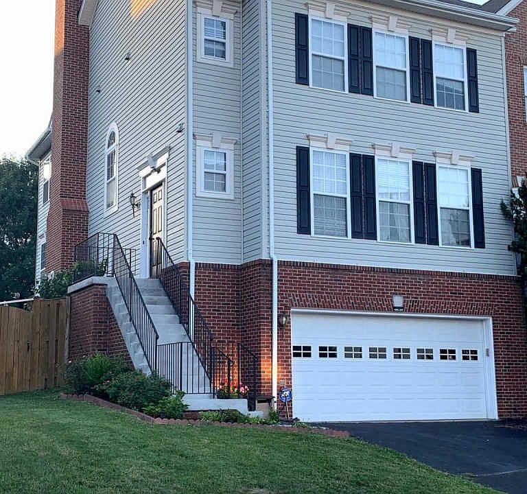 1st image of 670 McLeary Sq SE