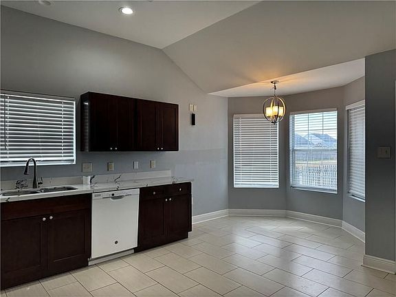 3rd image of 11 Oxford Dr