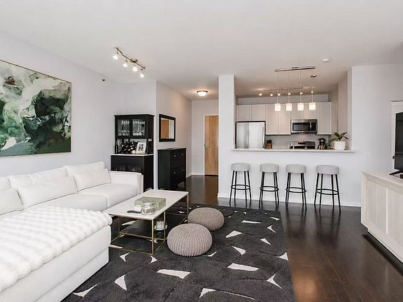 4th image of 757 N Orleans St #1912