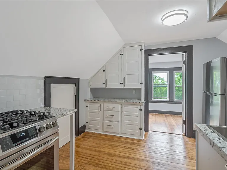 944 Bellevue Ave — Photo 9