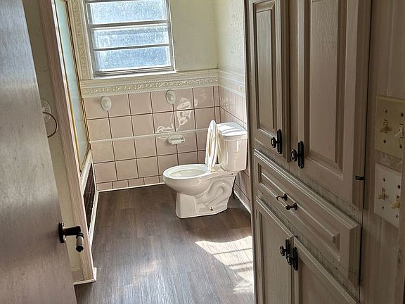5th image of 102 E Elm St
