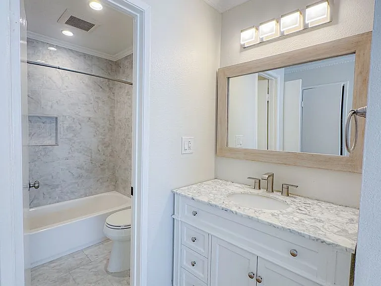 620 W Hyde Park Blvd #313 — Photo 6