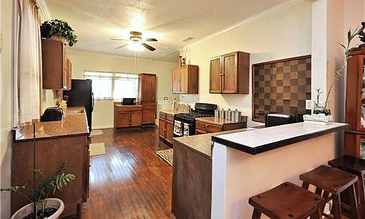 4th image of 1015 College St