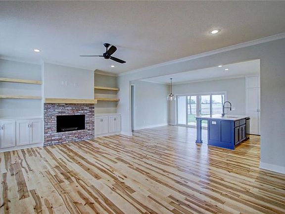 5th image of 9797 Metropolitan Ave