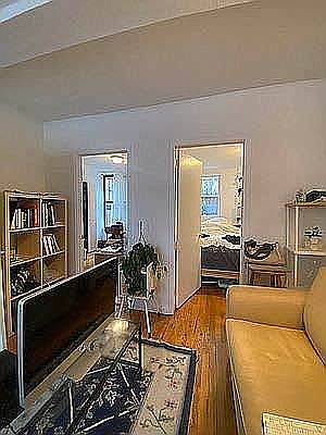 4th image of 428 Lorimer St APT 1