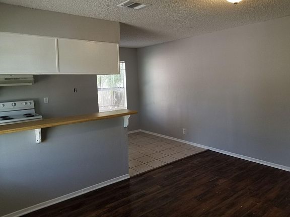 3rd image of 3436 Gateway Dr