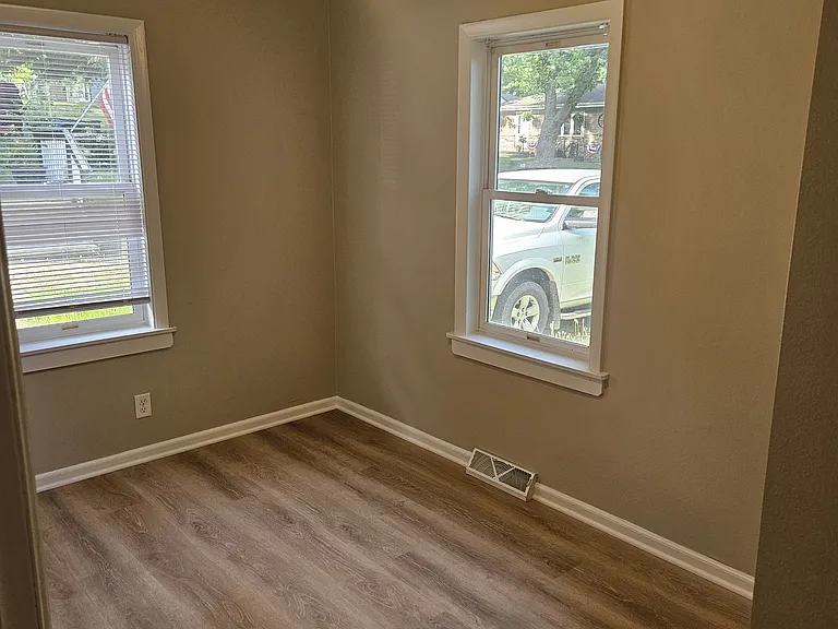 1228 E 37th Ct — Photo 6