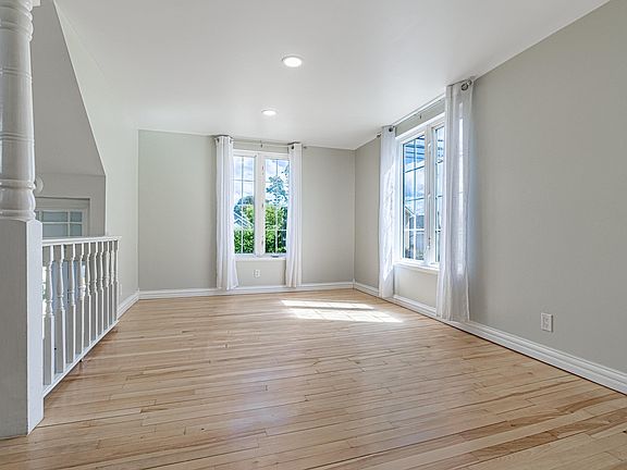4th image of 403 Queen St
