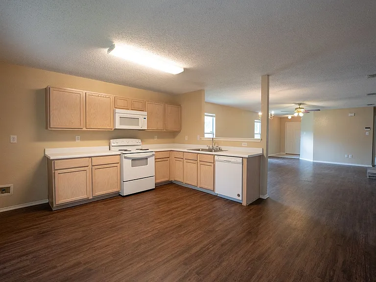 3841 Meredith Ln — Photo 10