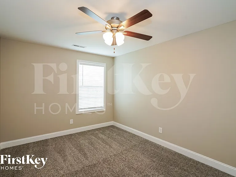 1086 Whitney Dr — Photo 16