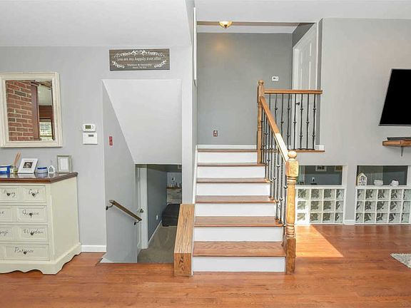 3rd image of 940 Gardiner Dr