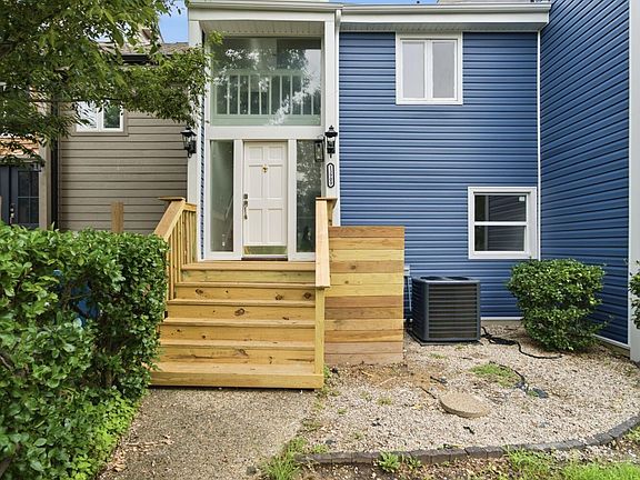 2nd image of 13909 Harbour Pl