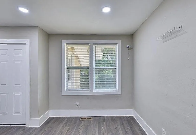 1888 Vesta Ave — Photo 10