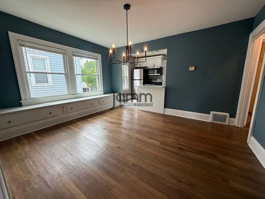 2 Bed, 1 Bath Apartment in Lakewood, OH — Photo 3