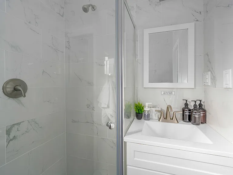 Clean and inviting 2nd bathroom has everything you need for a relaxing experience.
To make your stay even more comfortable, we provide all the essentials, including fresh, plush towels and a selection of complimentary toiletries.