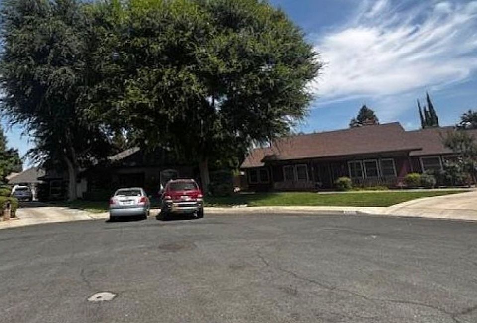 Exterior Neighborhood (street photo)
